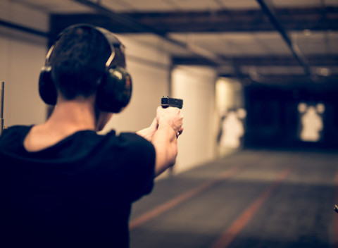 Streľba ostrými nábojmi v protiatómovom kryte pod Bratislavským hradom.