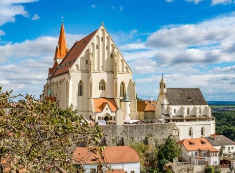 Znojmo v Hoteli N *** s polpenziou, vínom a saunou v obklopení viníc.