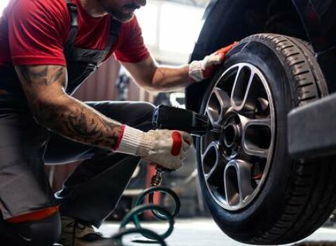 Výmena alebo kompletné prezutie pneumatík s kontrolou bŕzd v autoservise Navigates