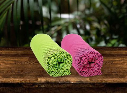 Chladiaci uterák – perfektné osvieženie v horúcich letných dňoch na výber v zelenej a ružovej farbe.