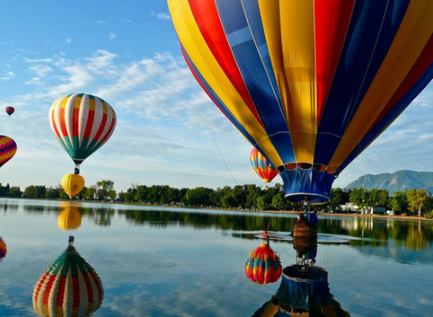 Povzneste sa nad starosti bežných dní - nezabudnuteľný 60 minútový let balónom.