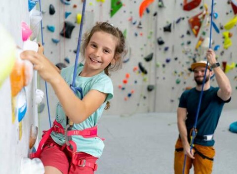Lezecký zážitok s komplet výstrojom a inštruktorom na Lezeckej stene K2-Bratislava pre dvoch či celú rodinu
