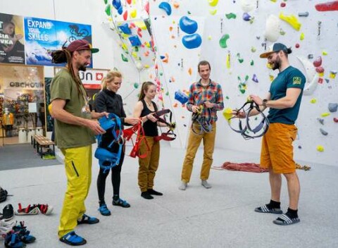 Kurz lezenia a istenia pre začiatočníkov na Lezeckej stene K2 – Bratislava