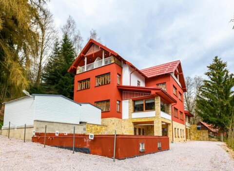 Krkonoše pri Chodníku korunami stromov: Janské Lázně v Penzióne Zámeček *** s raňajkami/polpenziou + wellness