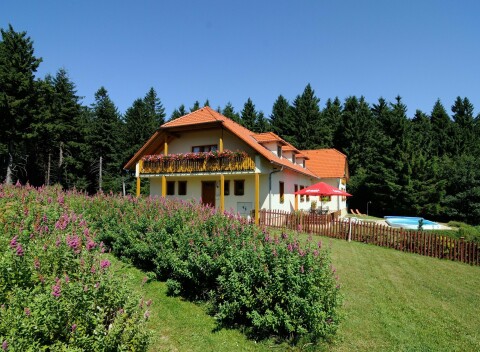 Biele Karpaty blízko hraníc, Strážnic a Luhačovíc: Penzión Mikulčin vrch 799 m n. m. + raňajky formou bufetu