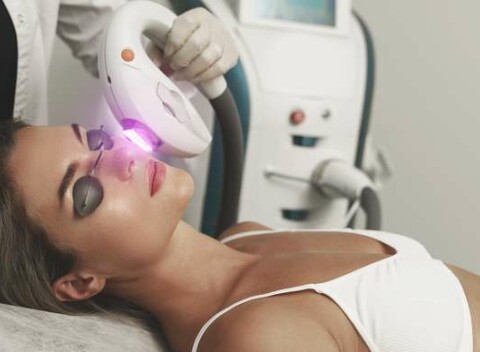 Dajte zbohom cievkam a pigmentáciám - objavte silu aparatívnej kozmetológie