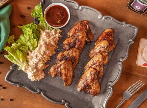 Kuracie krídelká marinované v údenej omáčke a pivo pre 1 až 2 osoby.
