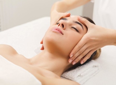 Doprajte si chvíľku len pre seba! Vyhladzovacia masáž tváre a dekoltu kyselinou hyalurónovou.