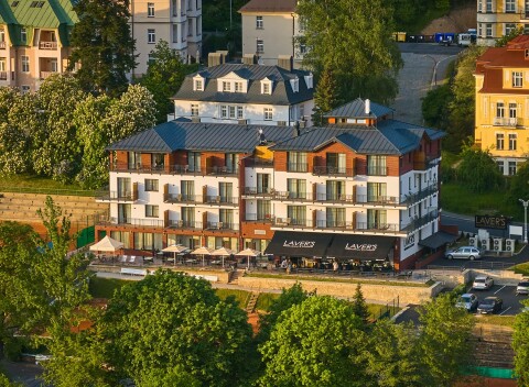 Mariánské Lázně luxusne: 4* Hotel Queens s polpenziou a neobmedzeným wellness (bazén, sauny) + procedúry