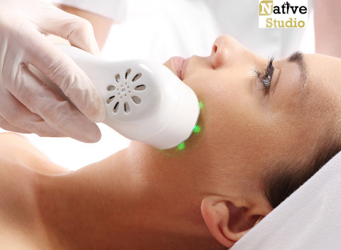 Anti-age kozmetické ošetrenie Serox a relaxačná masáž tváre v salóne Native Studio.