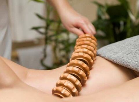 Maderoterapia na rehabilitačnej Klinike ReFit na redukciu celulitídy a rozprúdenie lymfy