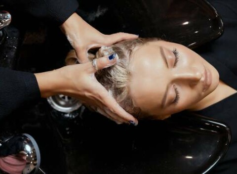 Profesionálny strih, farbenie, melír alebo relaxačné Head Spa v Essenza Di Bellezza