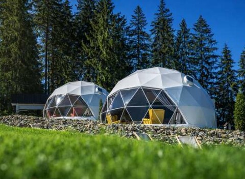Mountain Glamp s výhľadom na poľskú stranu Tatier, privátnou vírivkou a raňajkami doručenými ku dverám