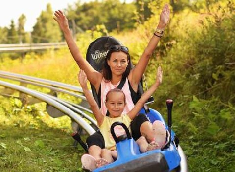 Jazda na bobovej dráhe, zjazd na horských kolobežkách a bungee trampolíny v letnom centre zábavy Snowparadise Veľká Rača
