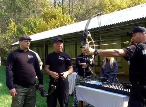 Streľba z historických zbraní v modernom štýle na strelnici Kvačany pri Liptovskom Mikuláši.