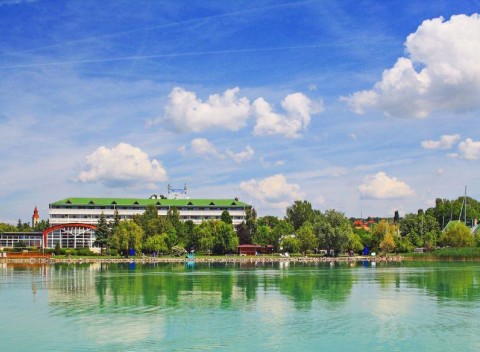 Balaton: Hotel Marina-Port **** s neobmedzeným wellness, polpenziou a plážou.
