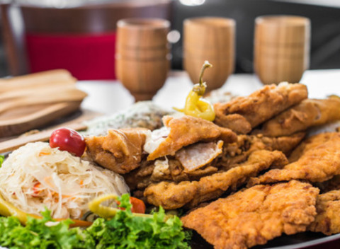 Vyše kilová porcia rezňov pre 4 – 5 osôb alebo 600 g misa rezňov pre dvoch.