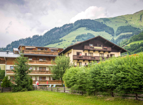 Vysoké Taury: Hotel Sonnhof *** len 1 km od ski areálu s polpenziou a wellness.
