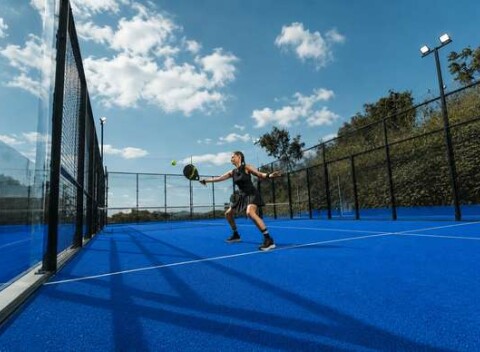 Padel na nových panoramatických kurtoch v areáli Hotela Victoria