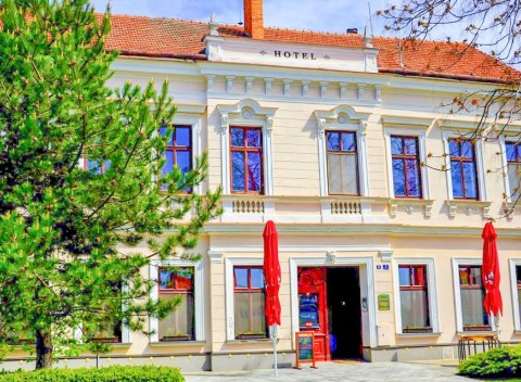 Južná Morava: Hotel Drnholec *** s polpenziou a neobmedzeným vínom či kúpeľmi.