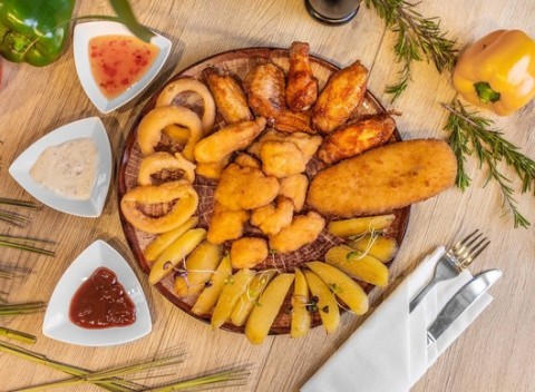 Mäsové kombo v SHIVA restaurant - 350 g grilované krídielká, kuracie nugetky, fish and chips.