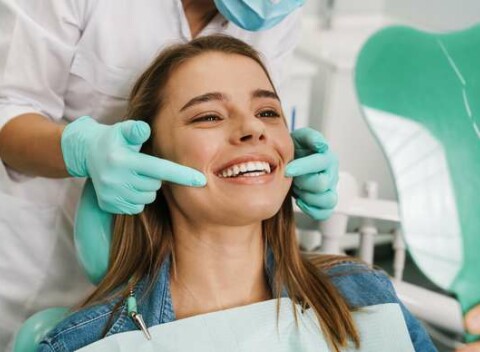 Žiarivý úsmev bez kompromisov – dentálna hygiena s pieskovaním alebo bielenie v BL:K Dental Clinic