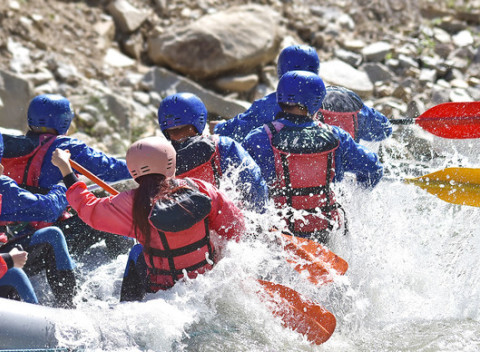 Zdolajte na rafte kanál víťazov alebo si užite pokojný splav rieky Váh + fotky a videozáznam.