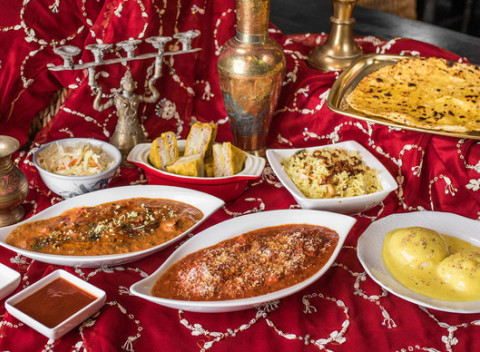 Autentická chuť Indie v reštaurácii Royal Kashmir India – predjedlo, 4 druhy hlavného jedla a dezert.