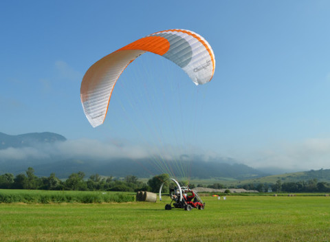 Jedinečný pocit adrenalínu - tandemový motorový paragliding okolo Liptovskej Mary s videozáznamom.