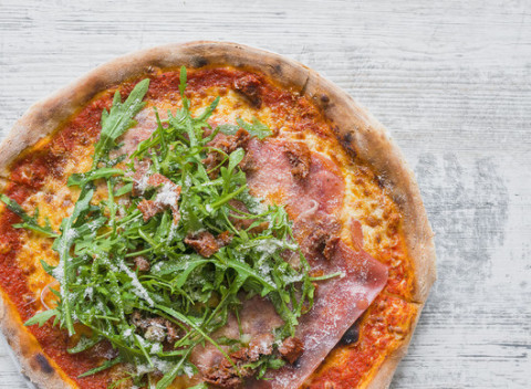 Chutná talianska pizza pečená na dreve v Pizza Maxi Garden. Na výber z 10 druhov pízz.