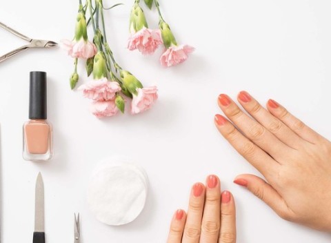 Shellac manikúra - revolučná technológia v lakovaní prirodzených nechtov.