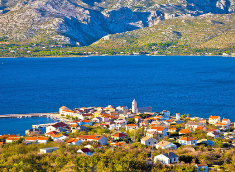 Slnečné Chorvátsko na 8 dní s polpenziou a ubytovaním v luxusnej Ville Starigrad len 50 m od mora.