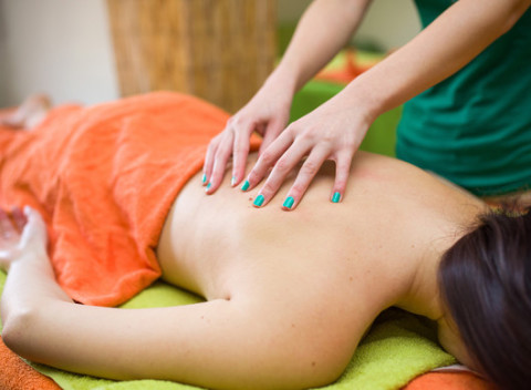 Ayurvédska masáž chrbta alebo celého tela pre jedného alebo pár v Masážnom salóne ASANA.