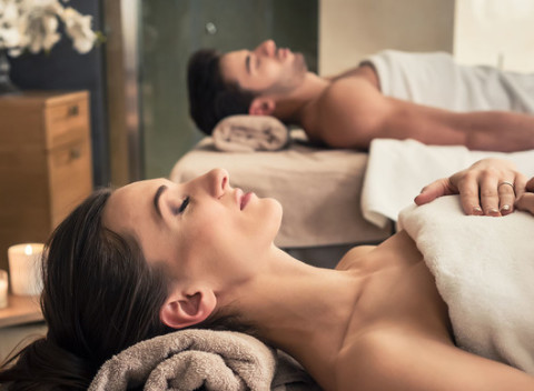 Párová olejová masáž pre relax vo dvojici. Oleje obohatené o výťažky z liečivých rastlín.