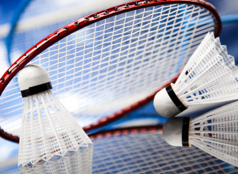 Hodinový prenájom kurtu na bedminton. Vznešený a dynamický šport s operenou loptičkou.