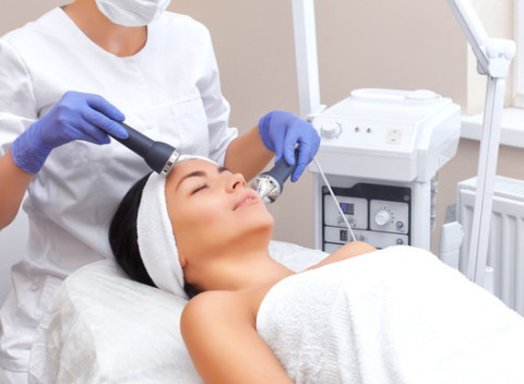 Mezoterapia alebo mikrodermabrázia bez ihiel pre mladší a zdravší vzhľad.