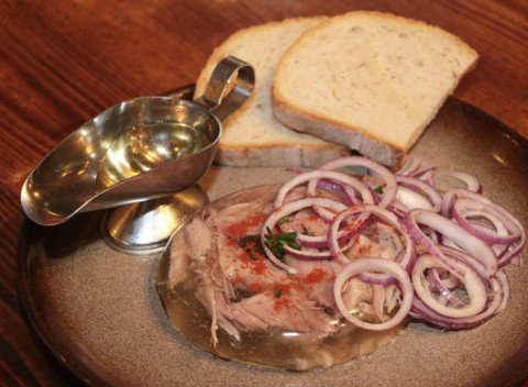 Tradičné domáce špeciality - bryndzové halušky, tlačenka, huspenina.