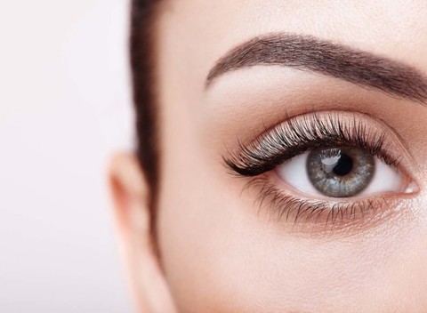 Semipermanentné predĺženie rias alebo lash lifting – trvalá pre mihalnice.