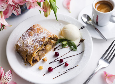 Domáca štrúdľa so zmrzlinou, šľahačkou a kávou podľa výberu v Atelier Caffe & Restaurant.
