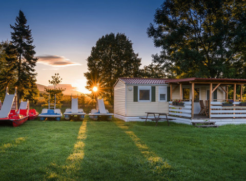 Ubytovanie v mobilnom domčeku Deluxe pre 7 osôb priamo na brehu Liptovskej Mary.