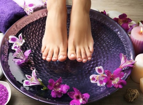 Mokrá pedikúra alebo pedikúra s gél lakom - perfektný štart do leta.