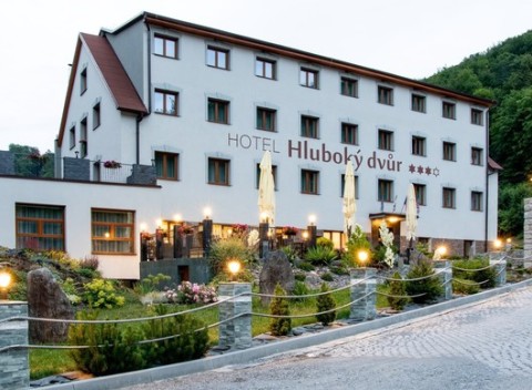 Wellness hotel Hluboký dvůr***+ s neobmedzeným vstupom do wellness a saunového sveta.