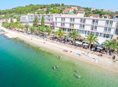 Chorvátsko v Hoteli Posejdon *** priamo na pláži s all inclusive a bazénom.