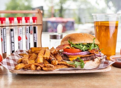 Burger s hranolkami, domácim dresingom a limonádou v Burger Bare pri Nivách.