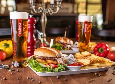King burger kombo s hranolkami a pivom či radlerom v Hall of Kings uprostred Petržalky.