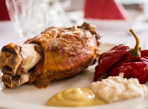 Kuracie krídla alebo bravčové koleno s hranolkami  - chrumkavé grilované pochúťky v Palmyre.