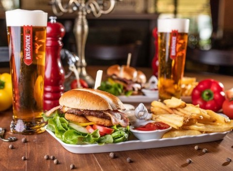 King burger kombo s hranolkami a pivom či radlerom v Hall of Kings uprostred Petržalky.