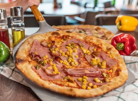 Chrumkavá pizza podľa vášho výberu v 75 Restaurant & Beer v Bratislave.