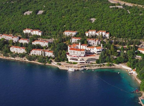 Pokojná dovolenka pri mori v turistickom komplexe Uvala Scott s polpenziou v cene.