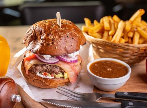 Hovädzí alebo lososový burger s hranolkami  v reštaurácii 75 RESTAURANT & BEER.